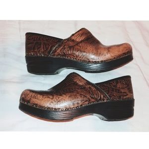 Dansko Clogs 39 (women's 8.5)